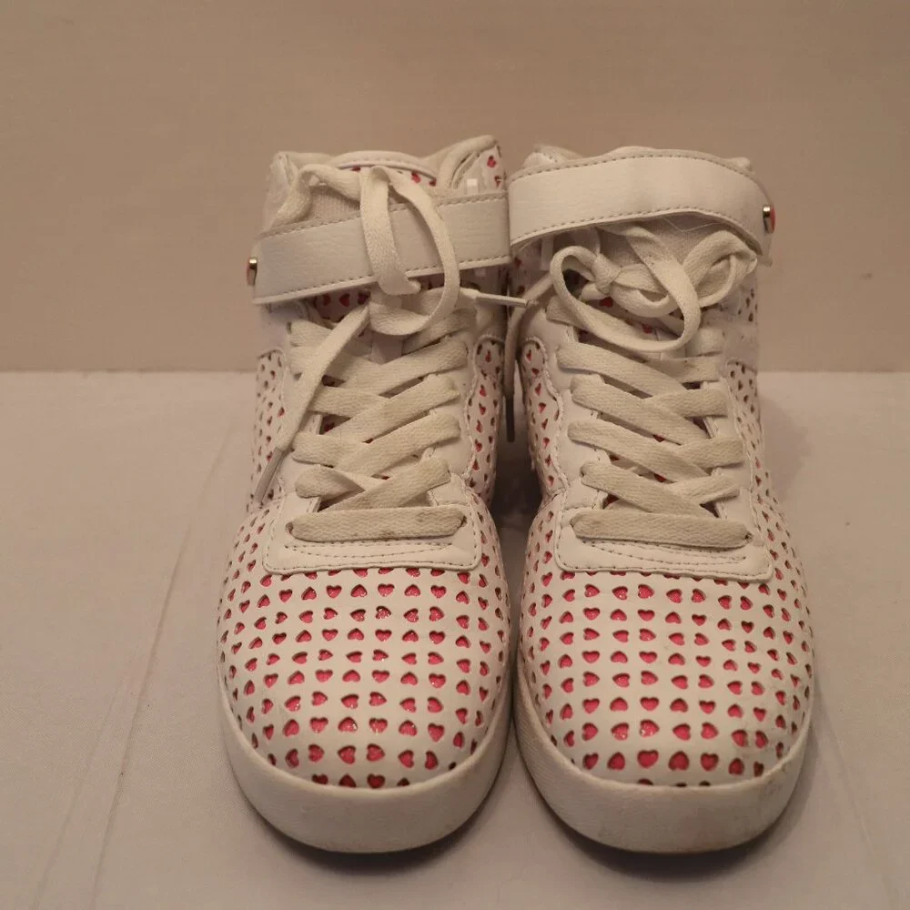 FILA Women's White with Red Hearts Leather Athletic‎ Shoes   Size 61/2